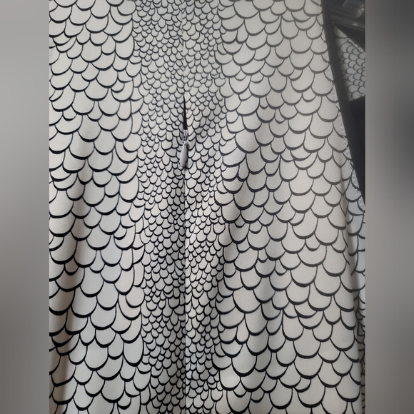 Alberto Makali Sporty Sleeveless Top 12 Black White Print Side Slits - Picture 4 of 6